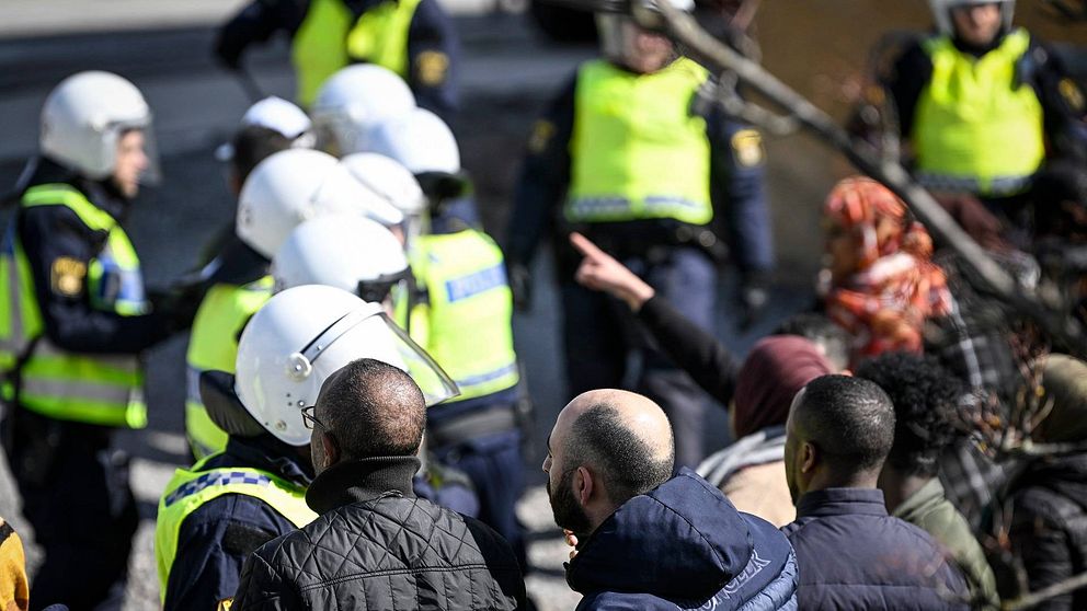 Polisen framför motdemonstranter i Stockholmsförorten Rinkeby i samband med att Rasmus Paludan, partiledare för det danska högerextrema partiet Stram kurs, manifesterar med koranbränning på långfredagen.