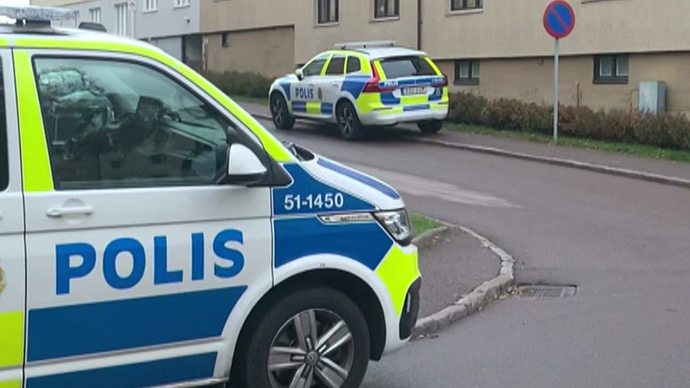 Två polisbilar framför en bostad.
