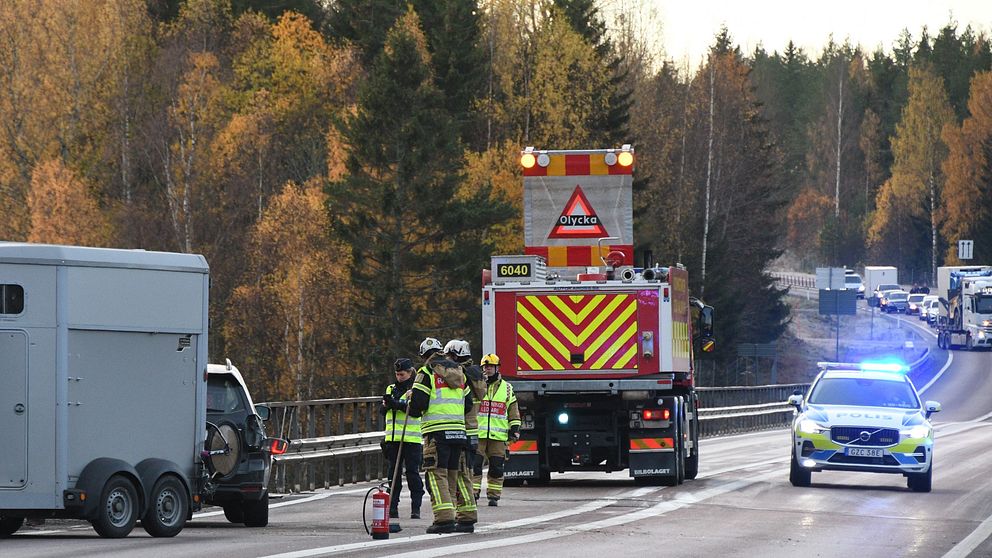 Räddningstjänst och polis på plats på trafikolycka med hästtransport utanför Söderhamn.