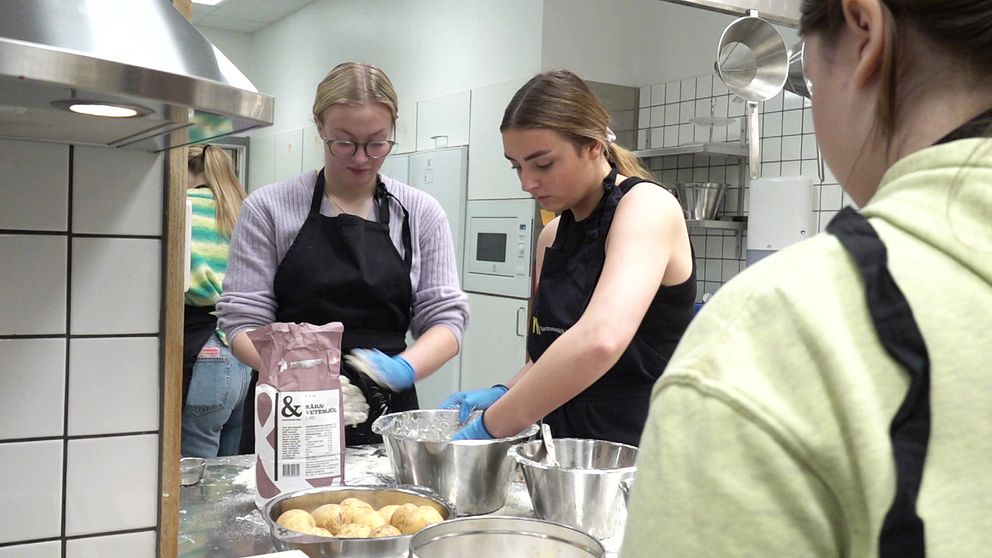Elever på restaurangutbildningen lagar mat