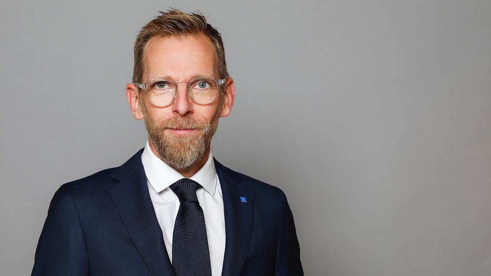 Jakob Forssmed, socialminister, en välklippt man med glasögon och skägg.