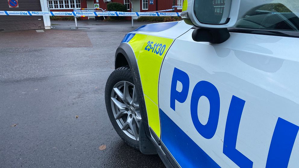 En polisbil vid en avspärrning i bostadsområdet Bojsenburg i Falun.