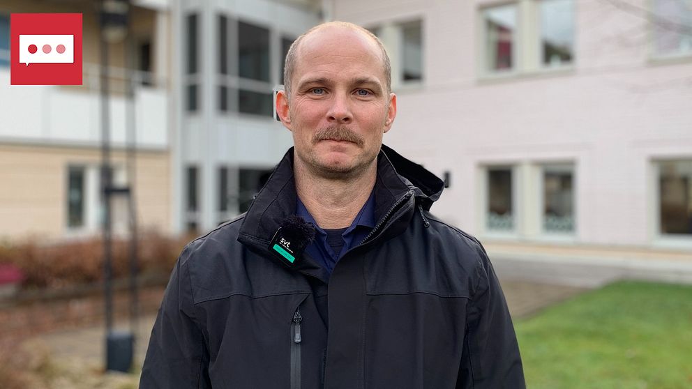 Mattias Hagelin, räddningschef i Skellefteå, står utomhus och han är klädd i mörkblå jacka.