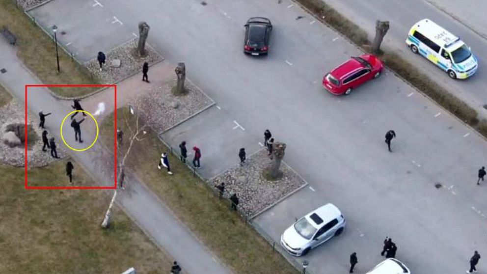 På bilden ser du den åtalade 16-åringen skjuta raket mot polisen i samband med den högerextremistiska Rasmus Paludan manifestationen.