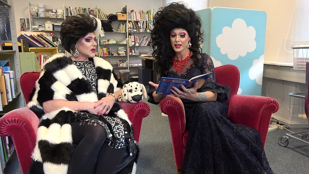 Dragshowartisterna Miss Busty och Miss Shameless på Malmö stadsbibliotek.