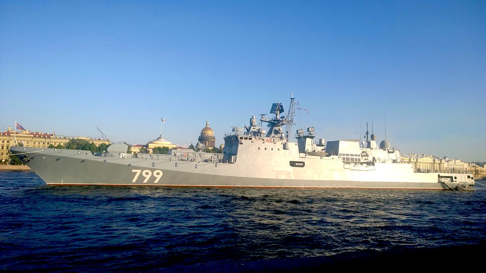 Arkivbild av ryska marinens fregatt  Amiral Makarov som uppges vara beväpnad med Kalibr kryssningsrobotar.