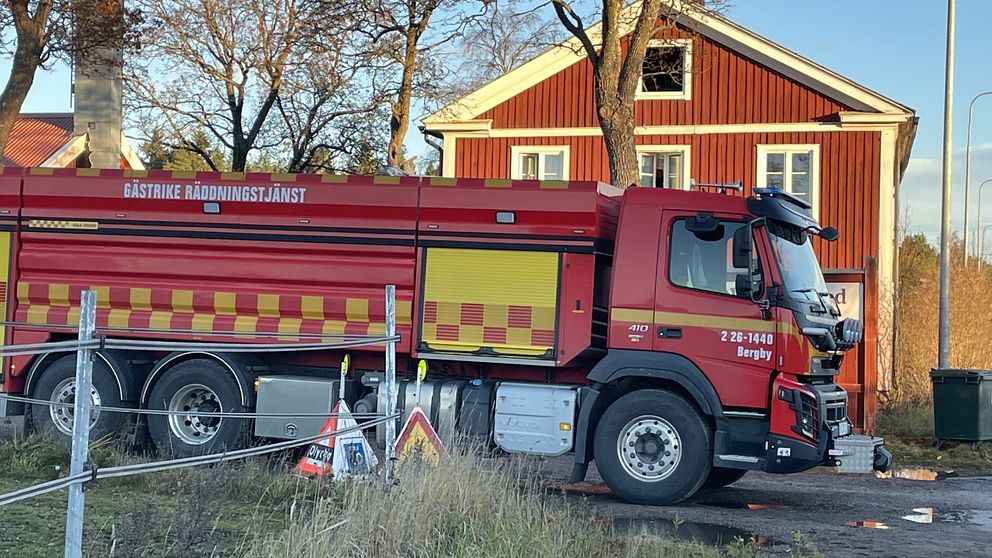 Brandbil utanför ett hus i Trödje.