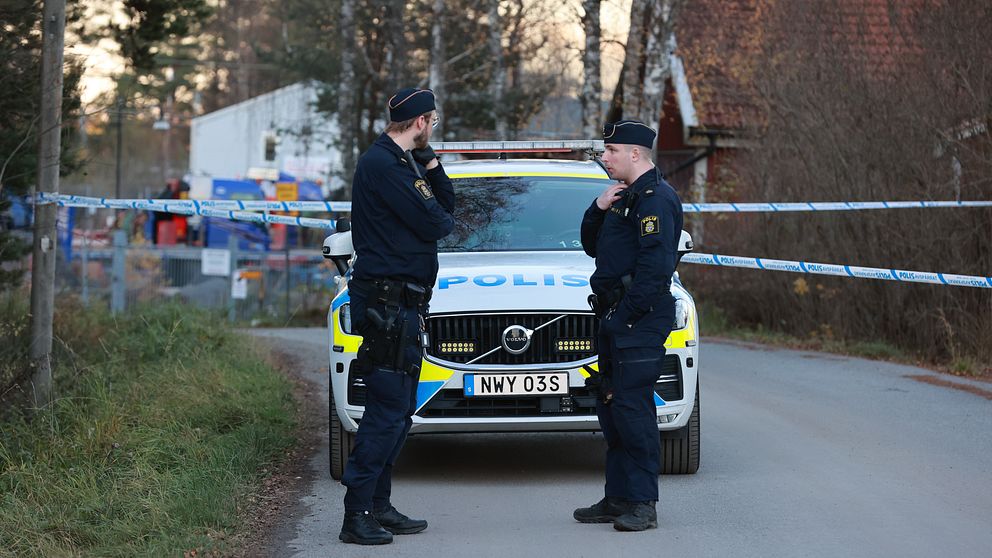 Polisen på plats efter larm om explosion i Märsta.