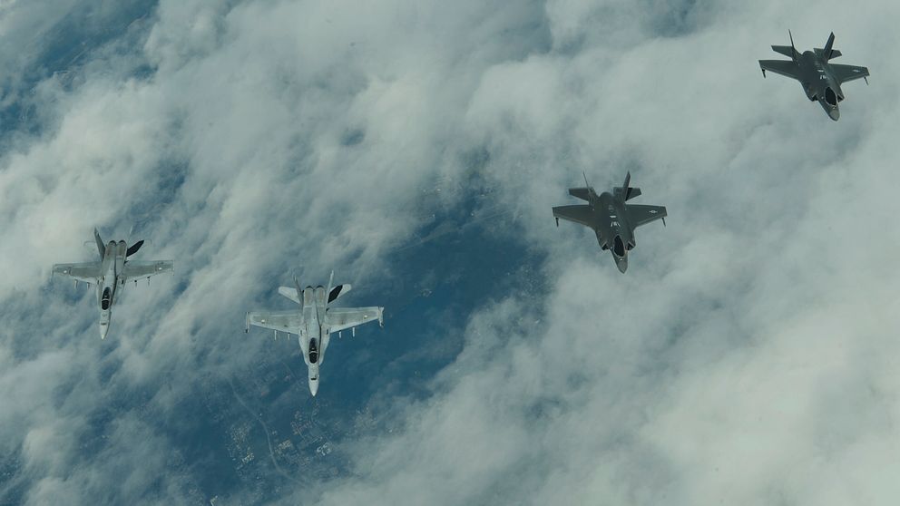 Två finska F-18 Hornet och två amerikanska F-35 stridsflygplan på väg till Åbo i Finland.