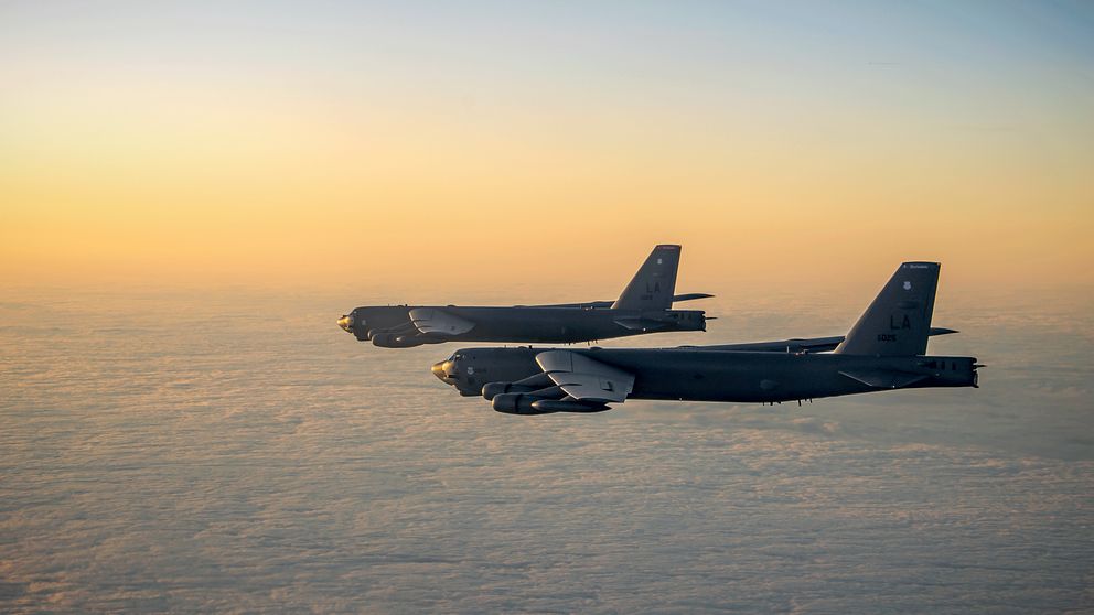 Två amerikanska B-52H Stratofortress bomflygplan över Östersjön. Sedan några år flyger de regelbundet i Skandinavien och Baltikum.