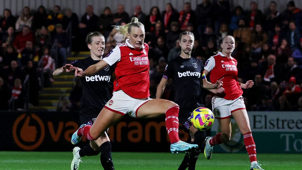 Stina Blacksteius i luften under Arsenals möte med West Ham i engelska WSL.