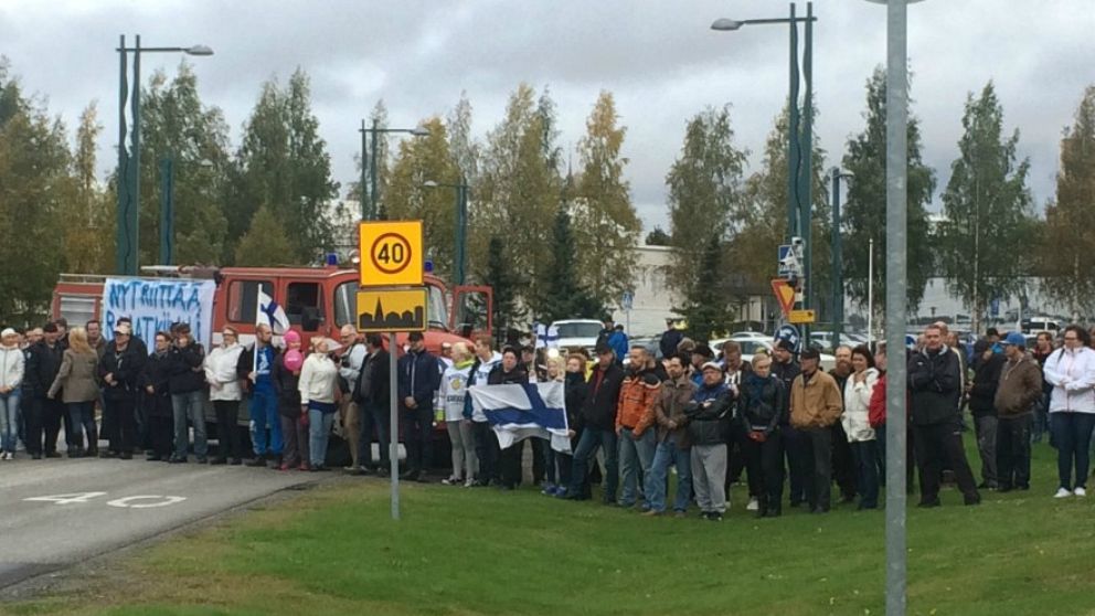 Ett hundratal demonstrerade mot flyktingar vid gränsen i Torneå.