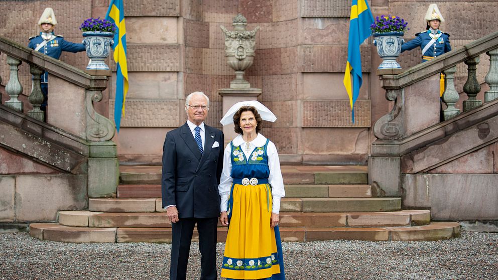 Kungen och drottning Silvia på Borggården i Stockholm. Den 25 maj kommer kungaparet till Linköping.