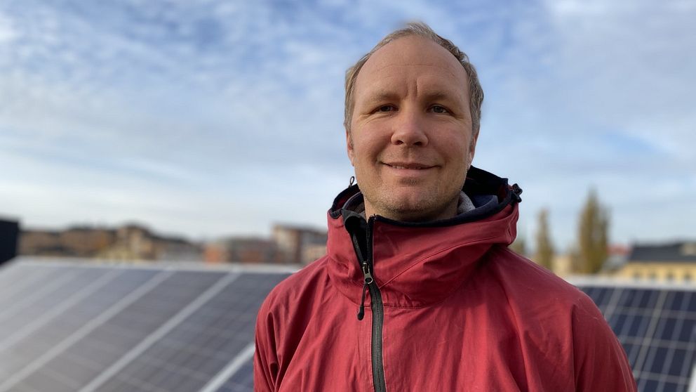 Mathias Fridahl, forskare vid Linköpings universitet, står på ett tak med solceller.