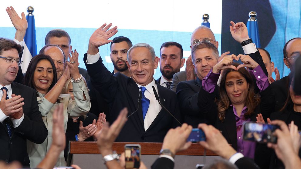 Bilden föreställer Benjamin Netanyahu som vinkar och tackar sina anhängare på valdagen i Israel.
