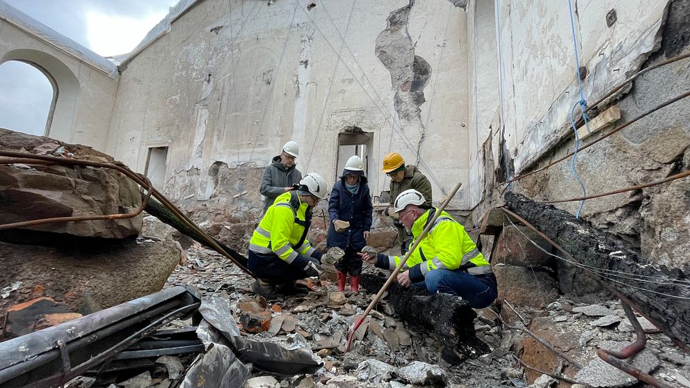 Församlingen hittar dopfunten från 1200-talet i brandresterna i Sjösås nya kyrka i Viås.