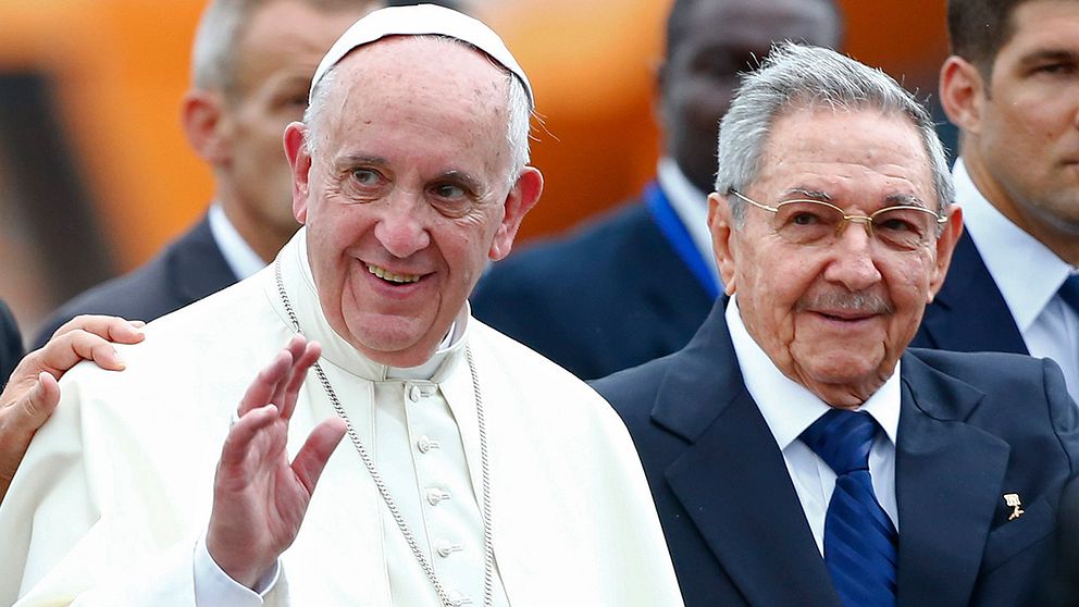 Påve Fransiskus och Raúl Castro.