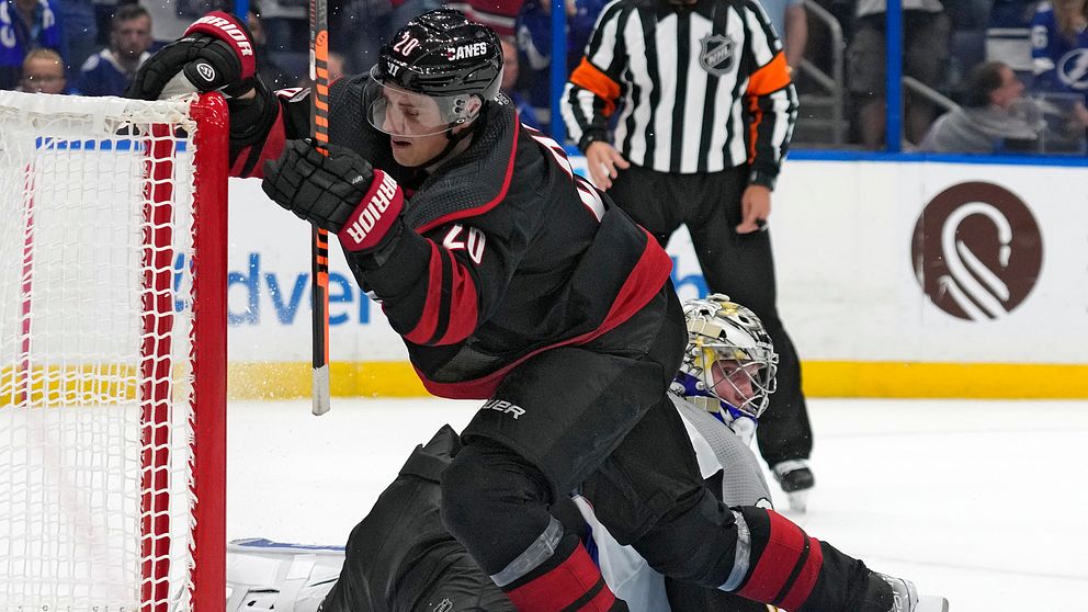 Sebastian Aho gjorde tre av Carolina Hurricanes mål mot Andrej Vasiljevskijs Buffalo Sabres.