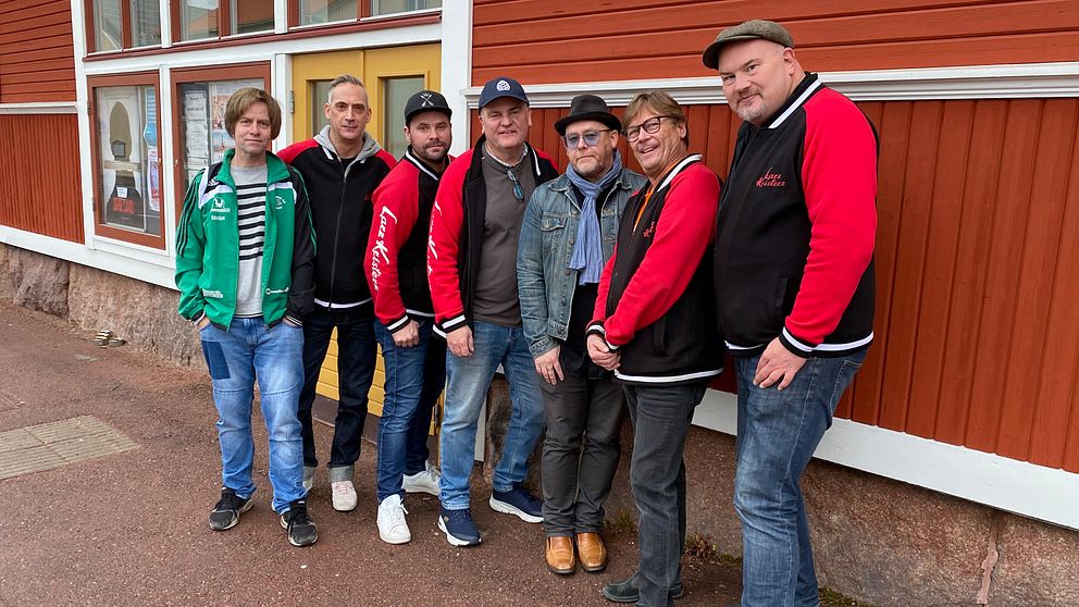 Älvdalsbandet Larz Kristerz står framför Älvdalens biograf