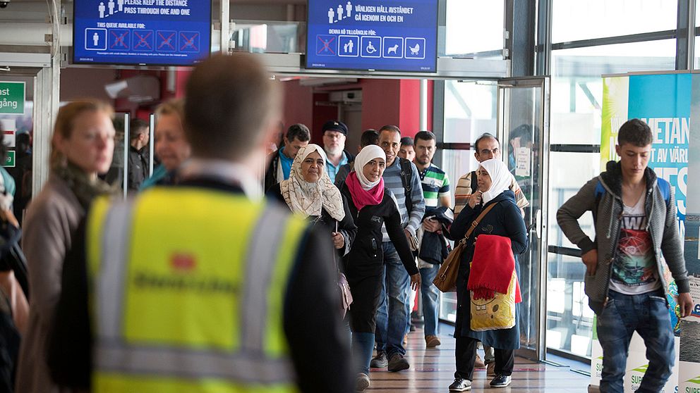 Flyktingar anländer till färjeterminalen i Göteborg i mitten av september.