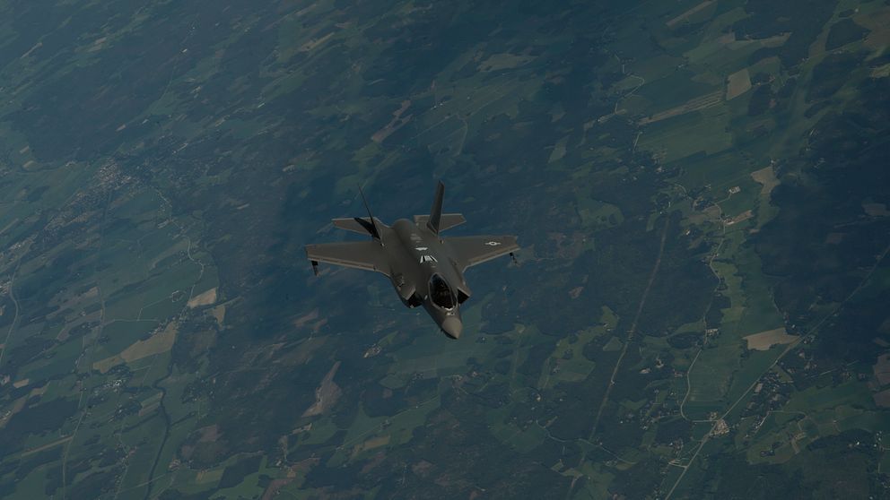 Amerikanskt F-35A Lightning II stridsflygplan flyger över Åbo.