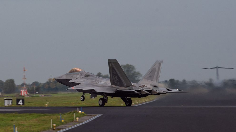 Amerikanskt F-22 Raptor stridflygplan deltar i Natos kärnvapenövning Steadfast Noon vid flygbasen Leeuwarden i Nederländerna.