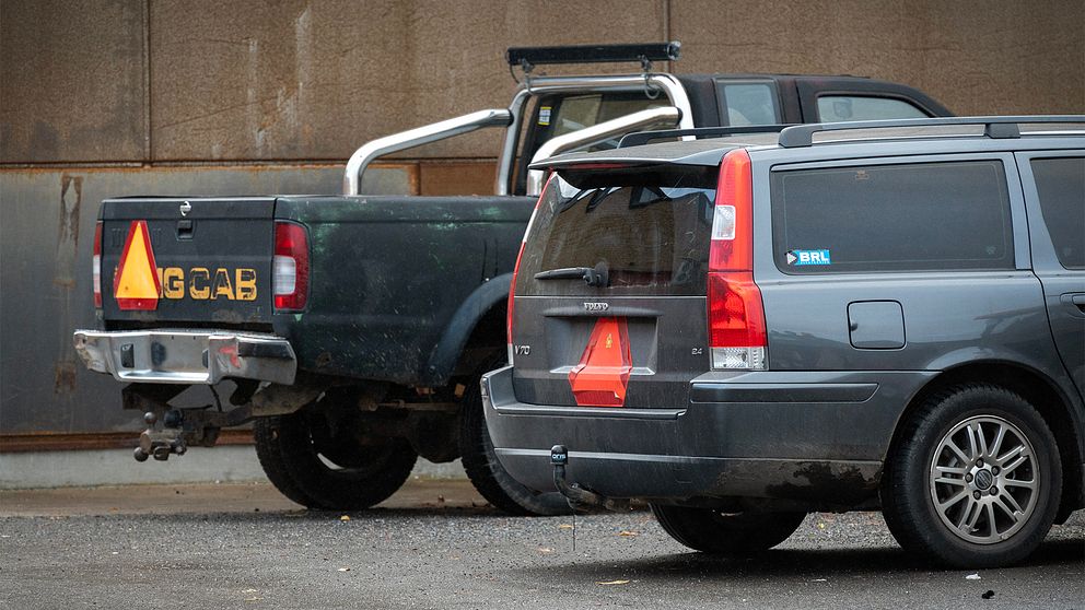 Två A-traktorer står parkerade bredvid varandra.