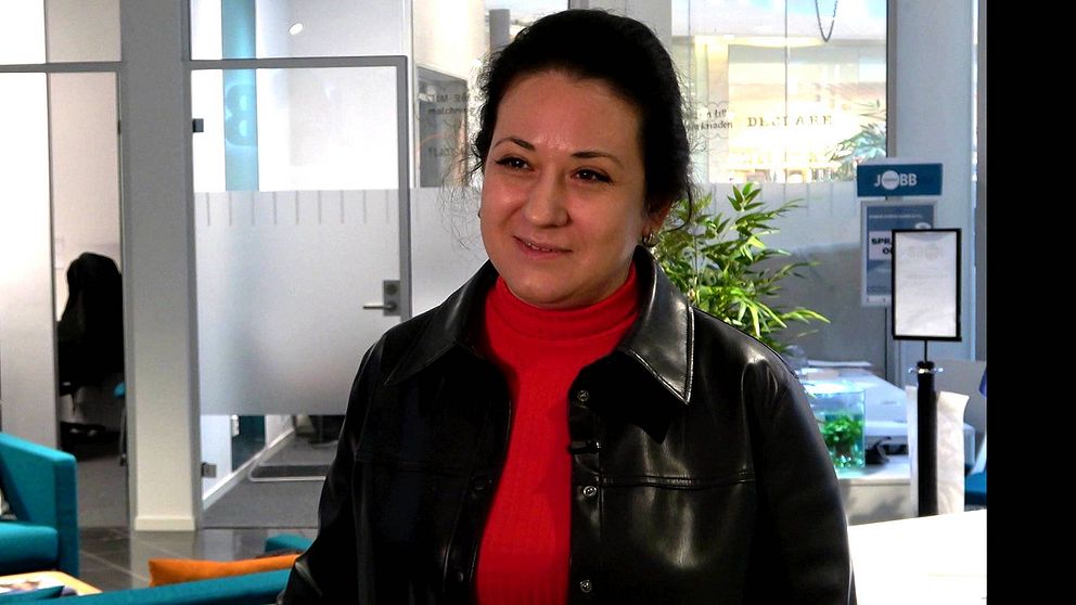 Olga Musiienko som flytt från kriget i Ukraina står inomhus i Jobbcenters lokal i Boden. Hon har på sig en röd tröja och en svart skinnjacka.