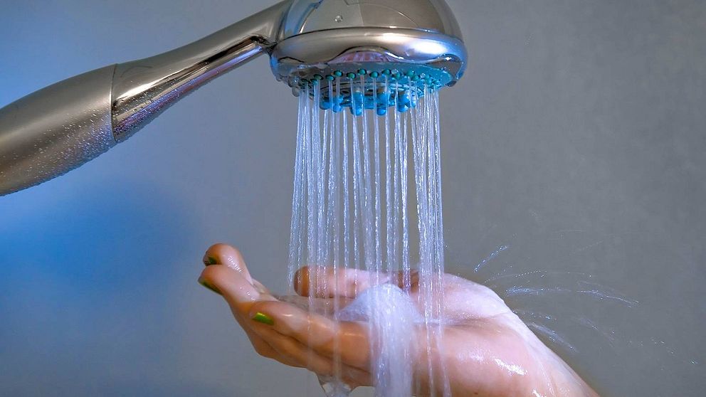 Mannen döms för att ha försökt smygfilma en 16-årig flicka i duschen. Bild på en strilande dusch med en hand under.