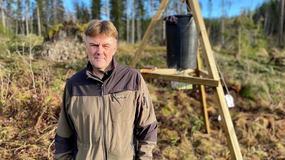 Jaktledaren Winnfried Preuss framför den nya åteln med majs som Fagersta kommun gett pengar till.