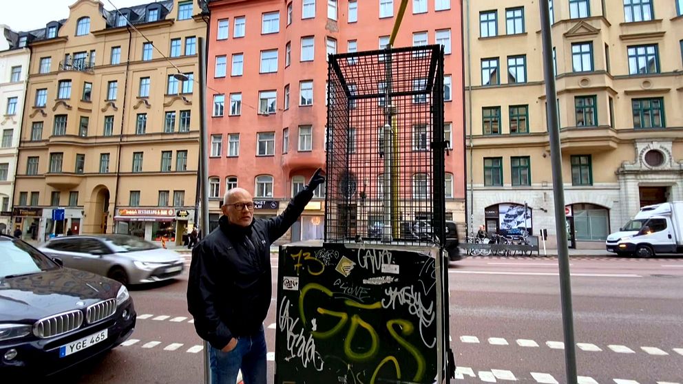 Miljöutredaren Lars Burman står vid mätstationen på Hornsgatan där det nu är rekordlåga halter av kvävedioxid.