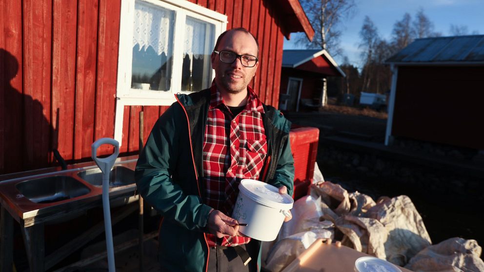 SVT intervjuar yrkesfiskaren Roland Stenman i byn Storön som testar nya smaker som exempelvis ost med surströmming. Roland har på sig en rödrutig skjorta och en grön jacka. I bakgrunden syns den röda experimentboden.