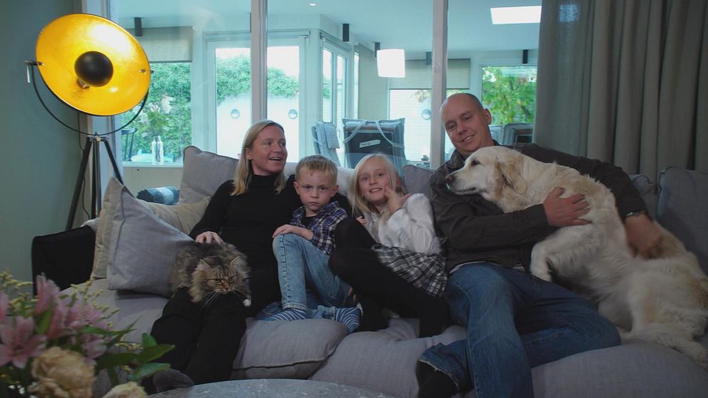 Familjen Ahnelöv hemma i soffan i Malmö.