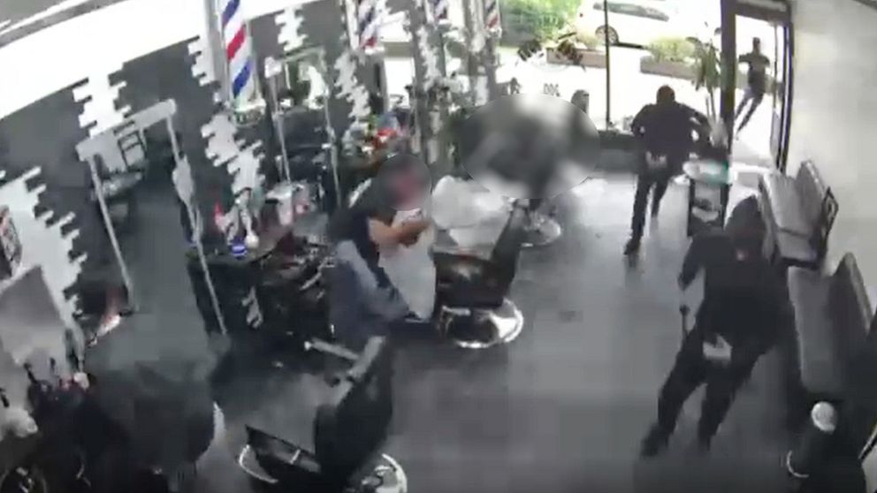 En övervakningsbild från frisörsalongen med gärningsmännen springades ut lokalen.