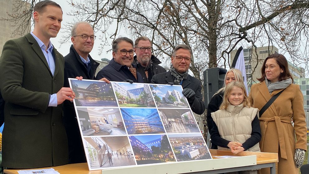 Politiker i region Västmanland inviger bygget av det nya akutsjukhuset i Västerås, bland andra Mikael Andersson Elfgren (M), regionstyrelsens ordförande.