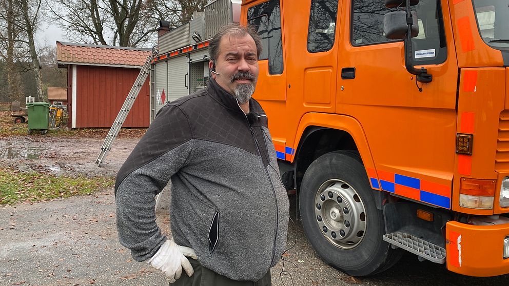 Jarmo Koskela från Kolbäck med brandbil som han ska donera till räddningstjänsten i Ukraina.