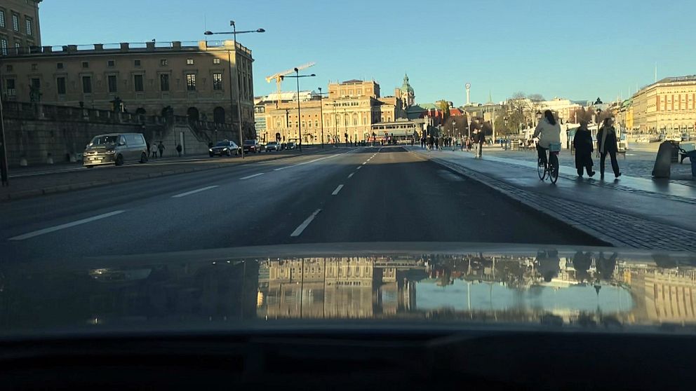 Skeppsbron i Gamla stan är nästan tom på bilar – bara cyklister och fotgängare tar sig fram där.