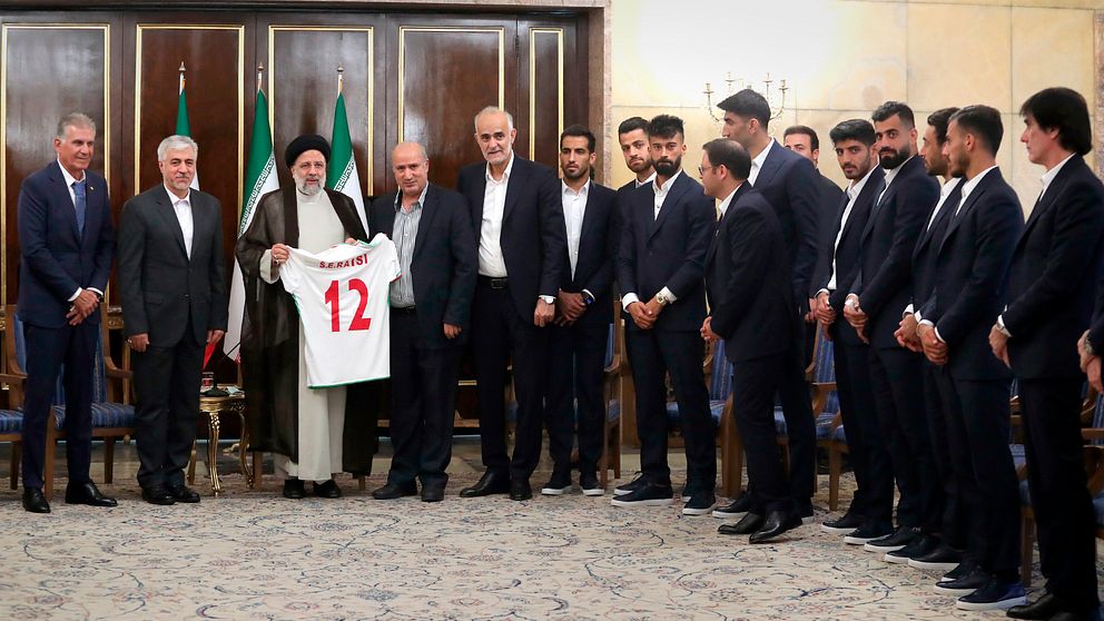 Iranska landslaget i fotboll besöker president Ebrahim Raisi