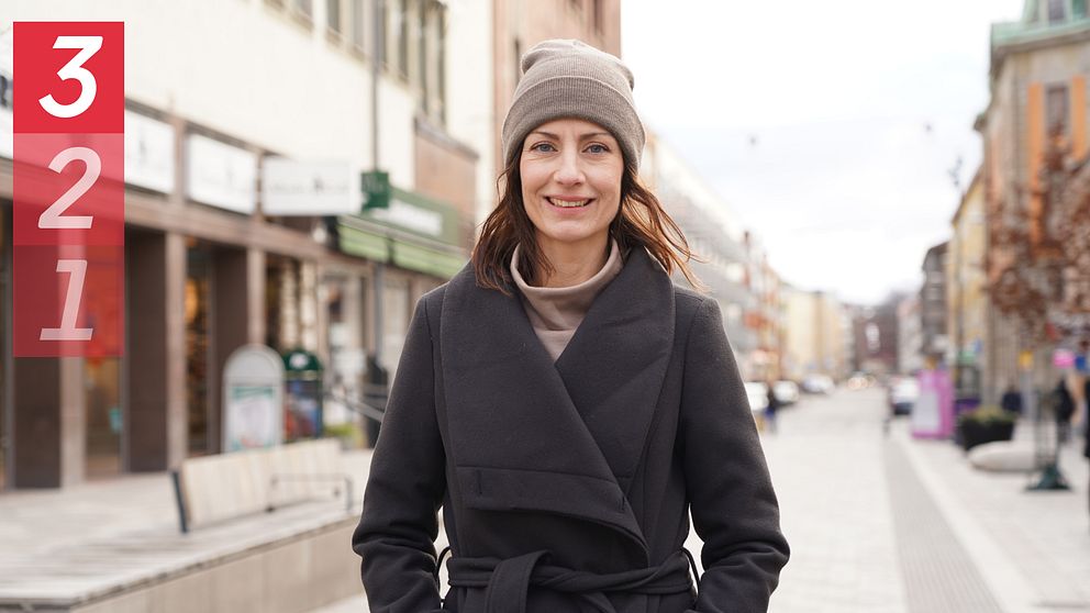 Konsumentrådgivare Sandra Mansour står leende på gågata