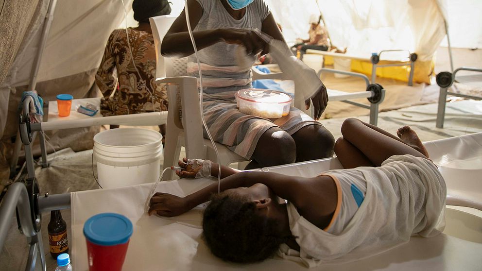 En flicka som drabbats av kolera på en klinik som drivs av Läkare utan gränser i Port-au-Prince, Haiti. 11 november 2022.