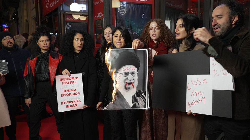 Gizem Erdogan, Bahar Pars och poeten och manusförfattaren Arazo Arif var några som protesterade