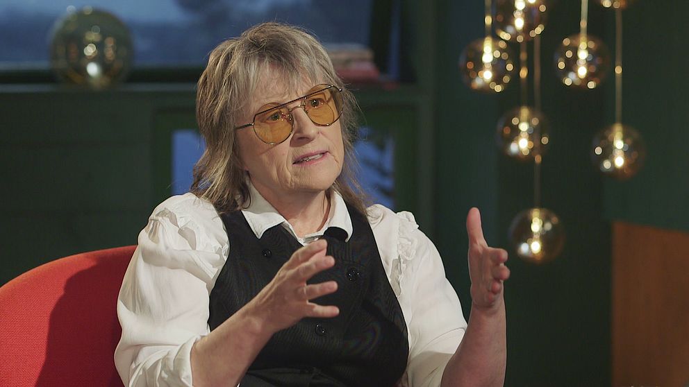 Gunilla Röör, teaterchef på Norrbottensteatern, sitter i en röd soffa i en studio medan hon intervjuas i kulturprogrammet Sverige. Hon är en kvinna i 60-årsåldern med axellångt grått hår. Hon har på sig glasögon och en vit blus och en svart väst.