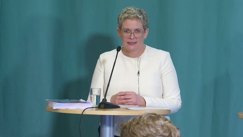 Finansborgarrådet Karin Wanngård från Socialdemokraterna står vid ett podium och presenterar kommunens nya budget.