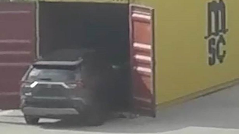 Bild på en av de stulna bilarna som polisen beslagtog när den lastades in i en container för att lämna landet.