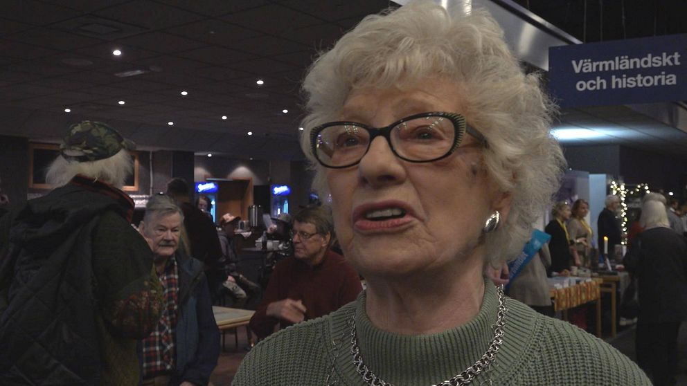 Bild på äldre kvinna med vitt hår och glasögon. Kvinnan heter Ingrid Ekstrand och har åkt till Karlstad från Malmö för att besöka Värmlands bokfestival.