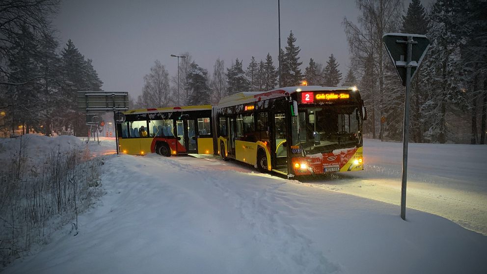 Avåkt buss i snöväder.