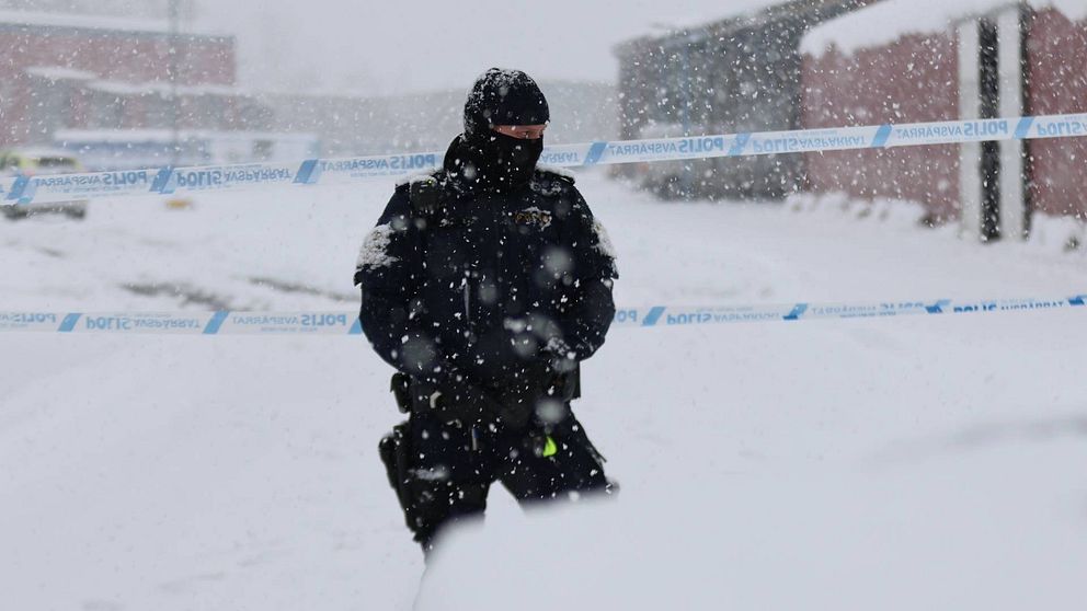 Polis i snöväder.