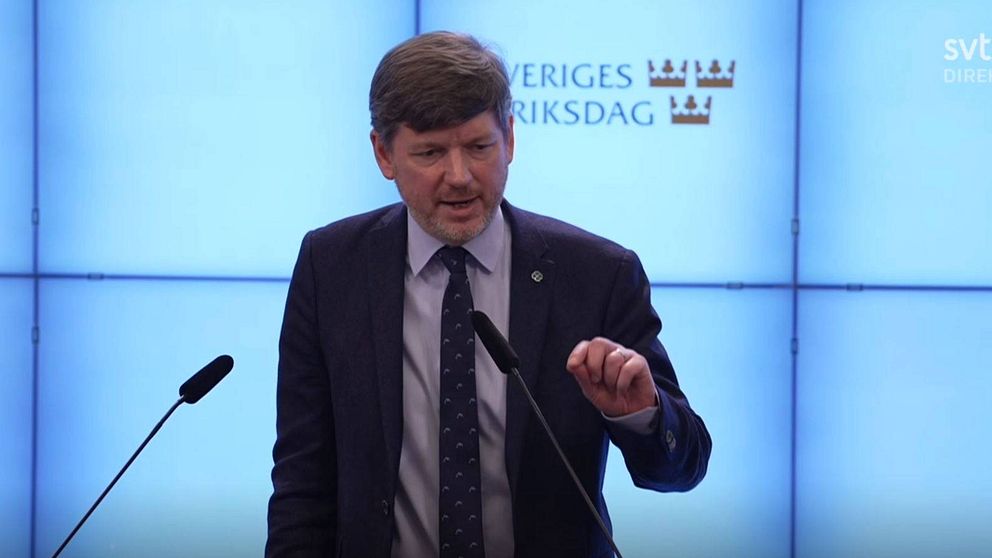 ”Regeringen lyckas möta de här utmaningarna överhuvudtaget”, säger Martin Ådahl, ekonomisk-politisk talesperson för C.