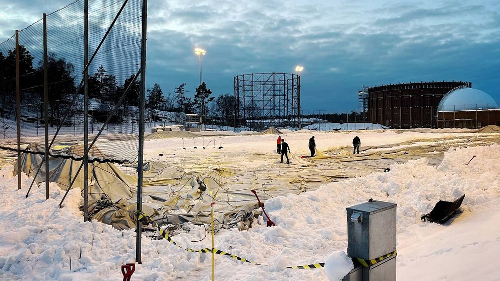 JB Hallen på Hjorthagens IP fick tas ner då snön som legat på blev för tungt.