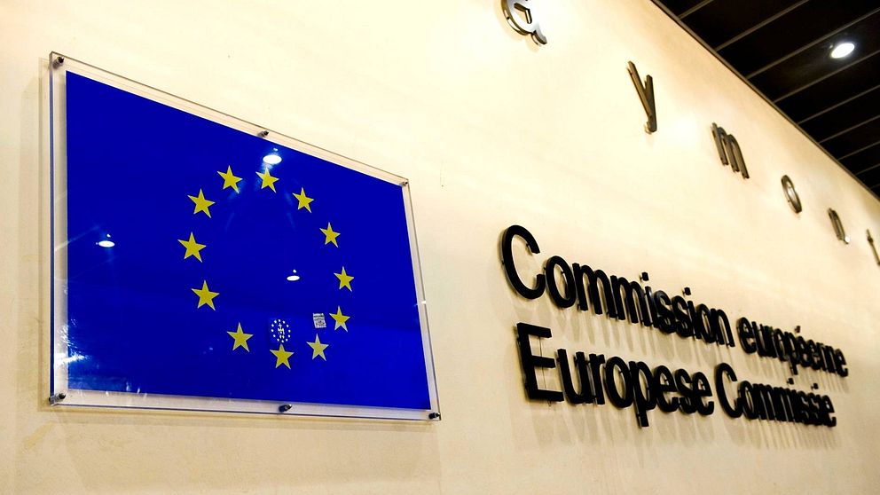 EU-kommissionen föreslår nya krav på läkemedelsrening. På bilden syns en vägg med en gulblå EU-flagga.